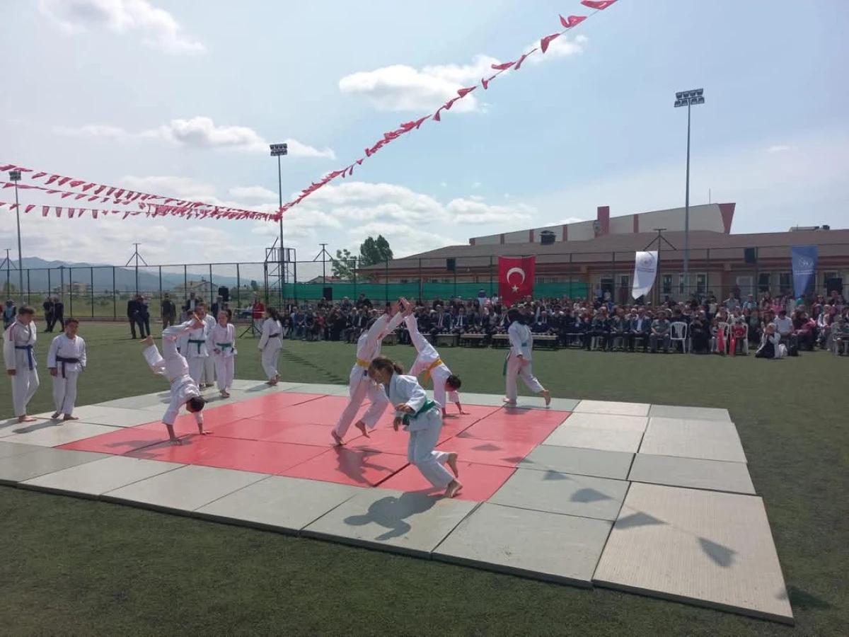 19 Mayıs Atatürkü Anma, Gençlik ve Spor Bayramının 106. Yıl Dönümü töreni coşku ile kutlandı  