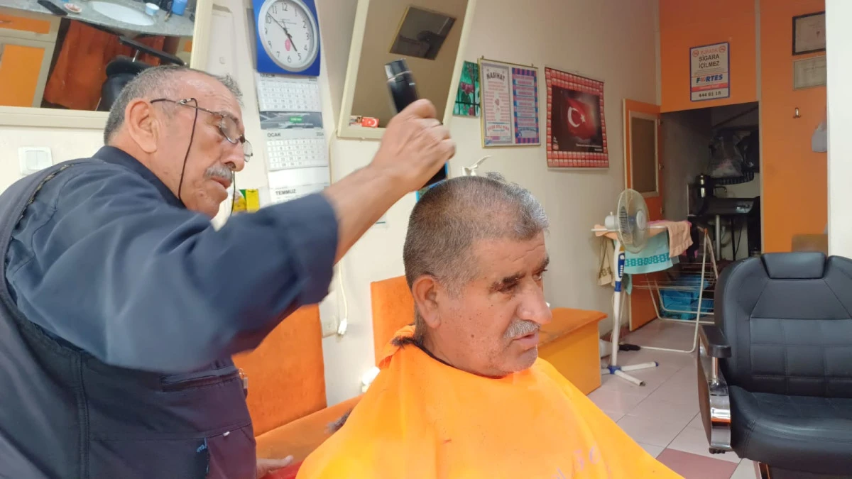61 yıllık kuaför mesleğini gençlere taş çıkaracak cinsten icra ediyor.(videolu haber)