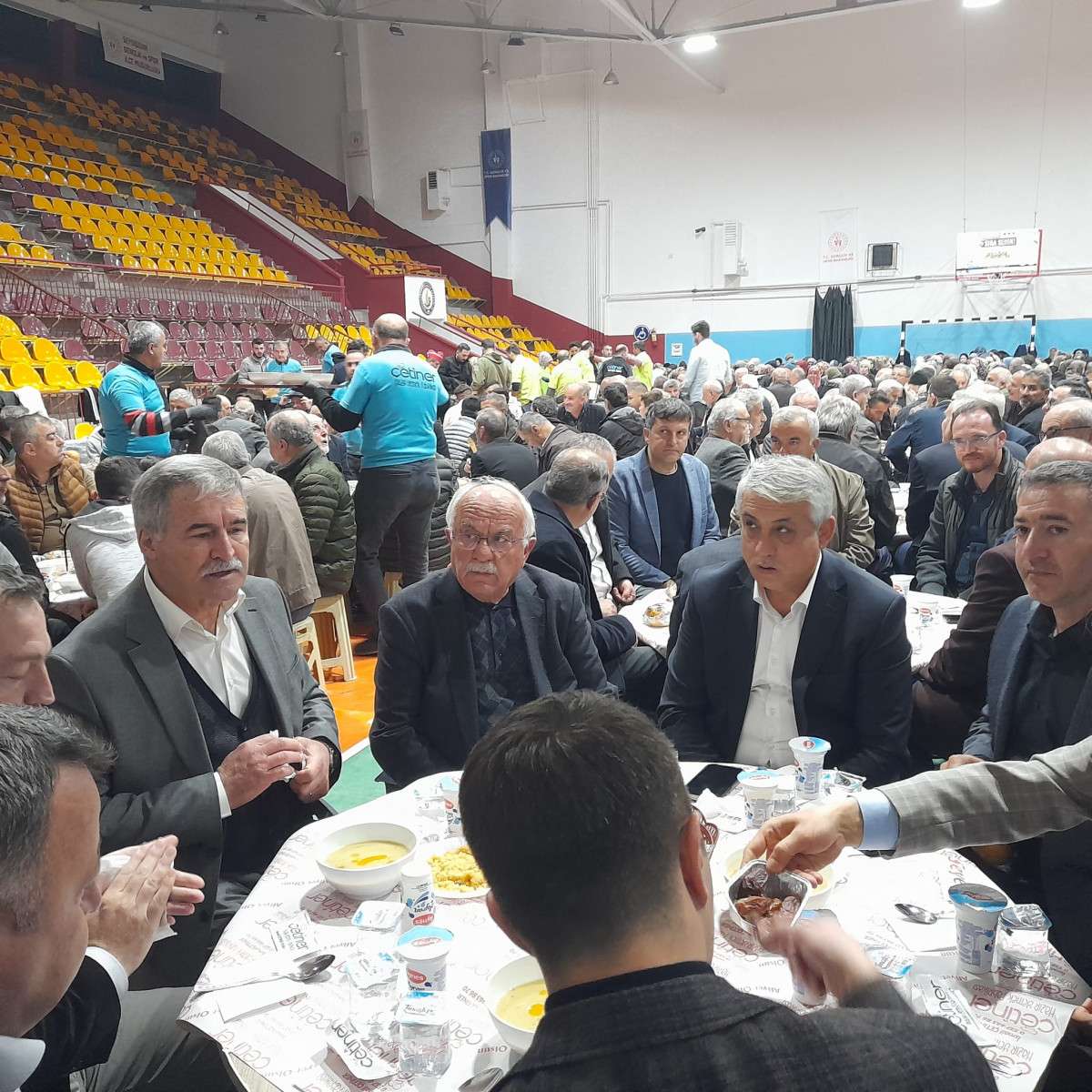 Ak Parti Seydişehir ilçe teşkilatı Atatürk Kapalı Spor Salonunda iftar yemeği verdi.