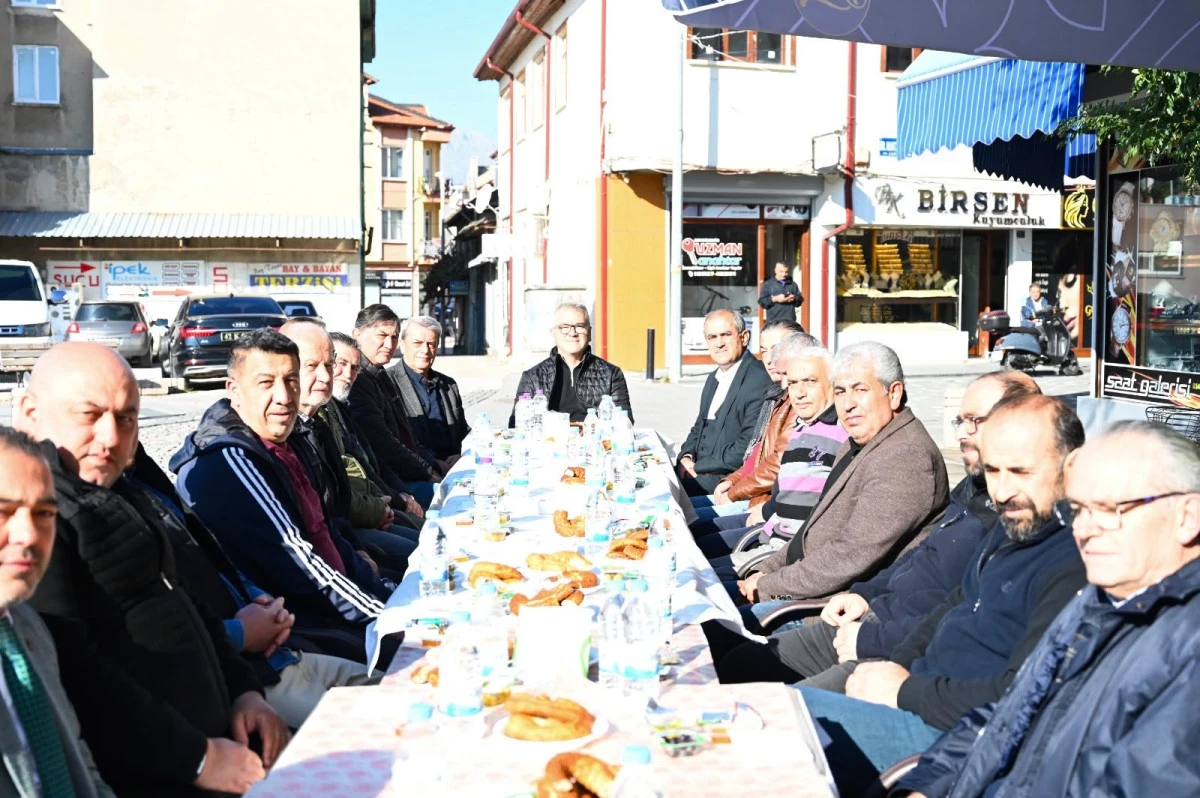 BAŞKAN USTAOĞLU, &Ccedil;ARŞI ESNAFIYLA KAHVALTIDA BULUŞTU
