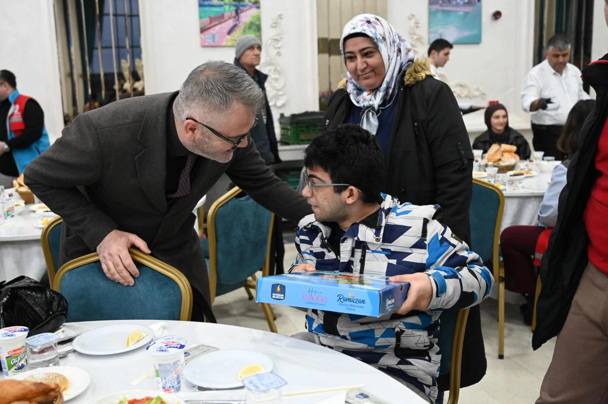 BAŞKAN USTAOĞLU EVDE BAKIM HİZMETİ ALAN ENGELLİ BİREYLERLE BULUŞTU 