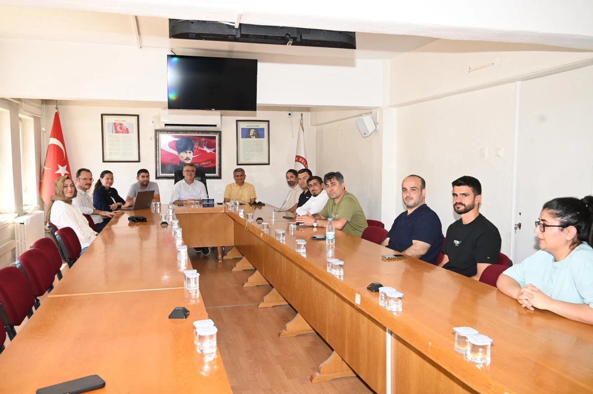 BAŞKAN USTAOĞLU MAKİNA ELEKTRİK VE JEOLOJİ M&Uuml;HENDİSLERİNİ AĞIRLADI 