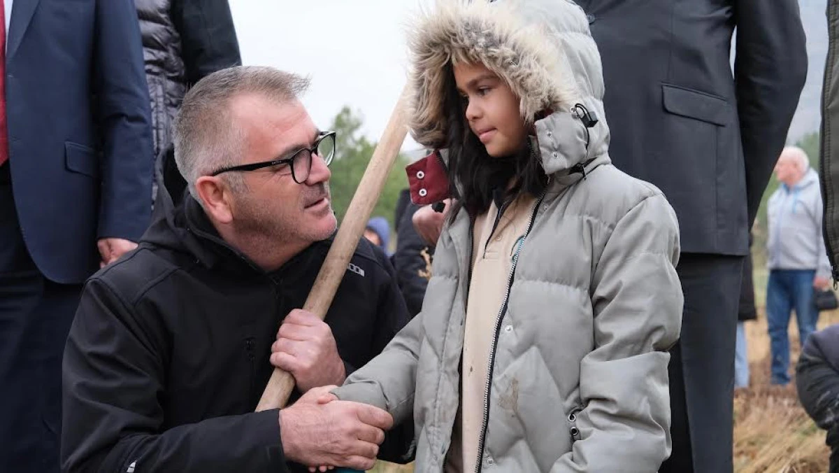 BAŞKAN USTAOĞLU, MİNİK YÜREKLERLE FİDAN DİKTİ 