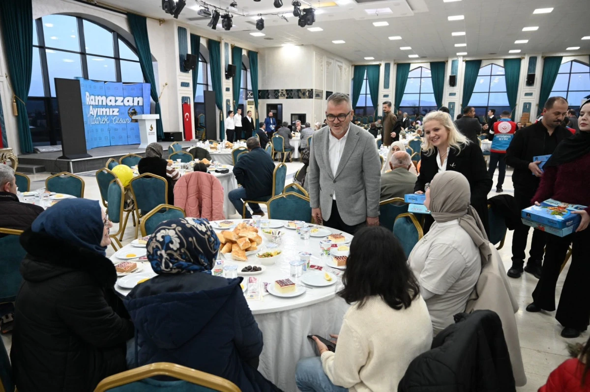 BAŞKAN USTAOĞLU &Ouml;KS&Uuml;Z VE YETİM &Ccedil;OCUKLARLA İFTARDA BULUŞTU 