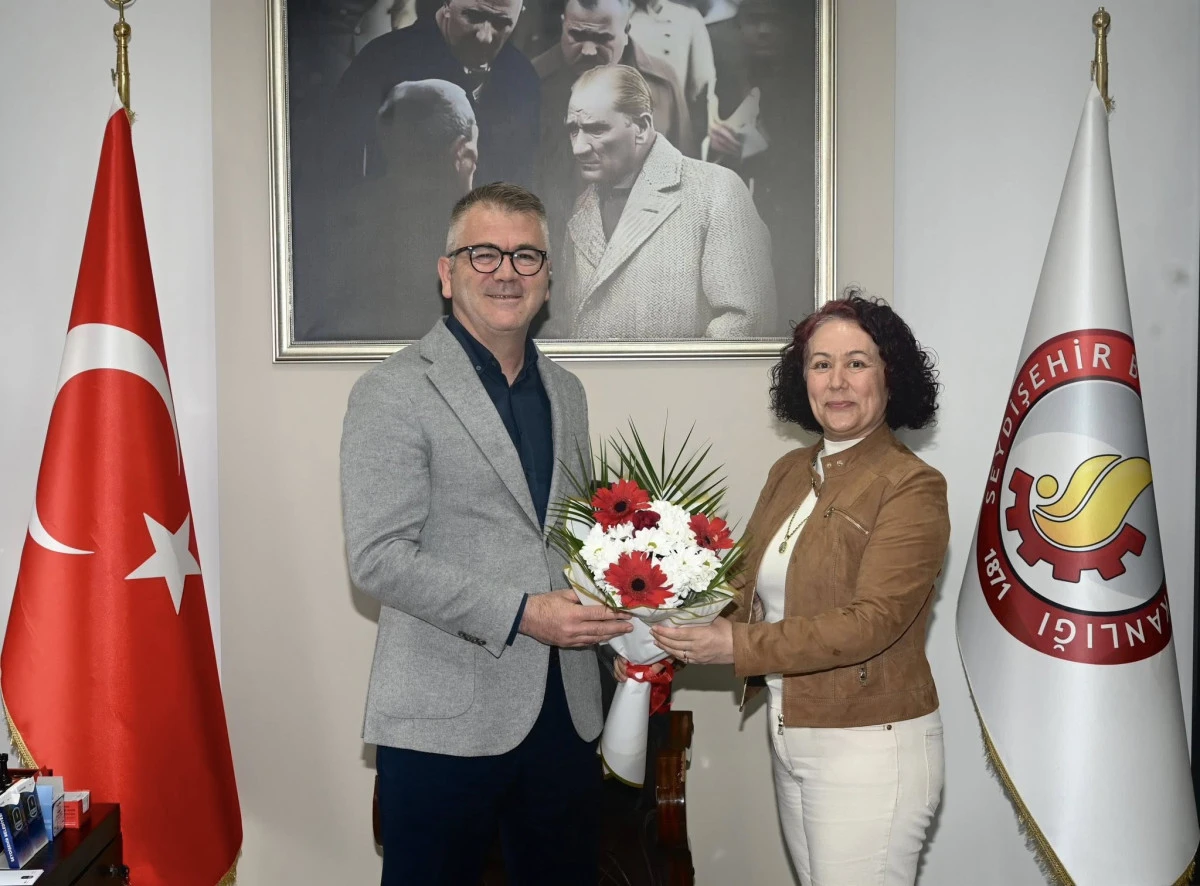 BAŞKAN USTAOĞLU YAZAR &Uuml;N&Uuml;VARI AĞIRLADI 