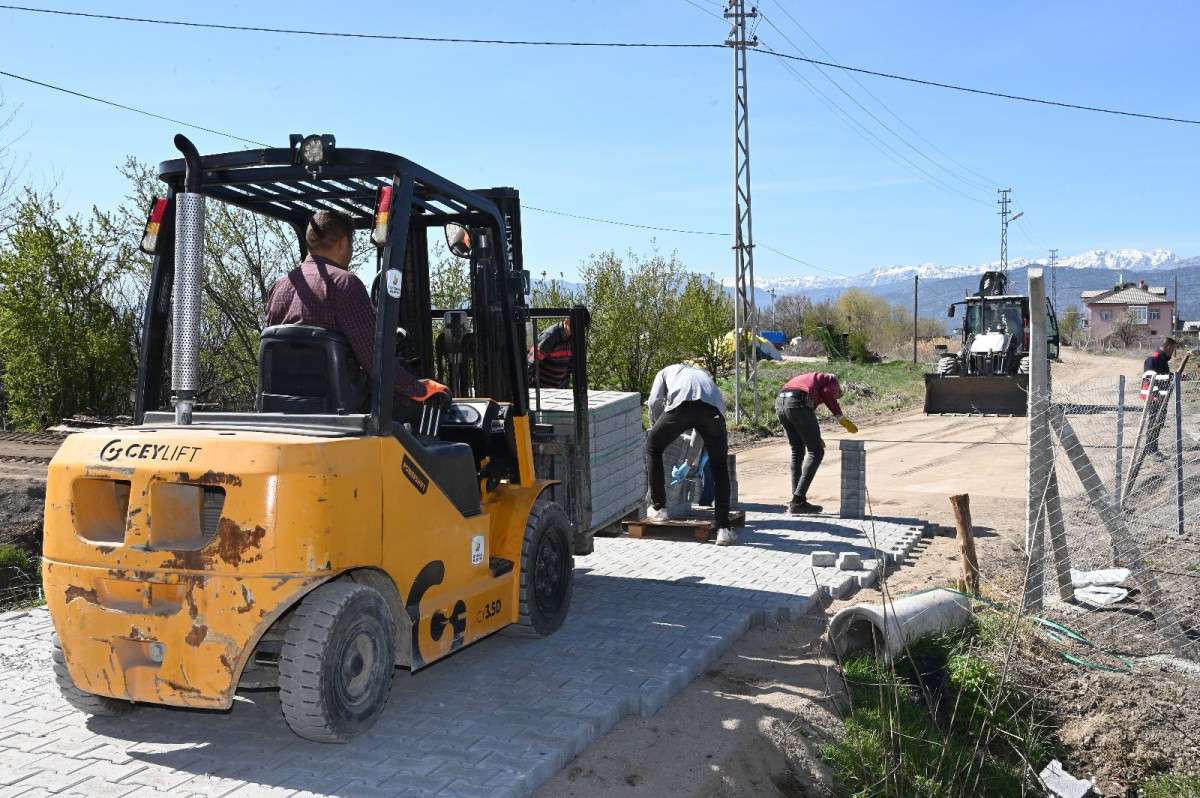 BELEDİYE EKİPLERİ MAHALLELERDE ÇALIŞMALARINA DEVAM EDİYOR 