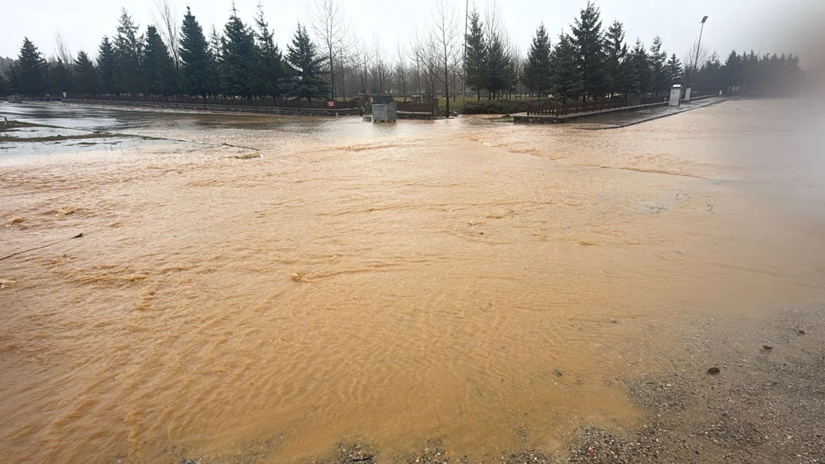 BELEDİYE EKİPLERİ YAĞIŞ NEDENİ İLE SAHADA 