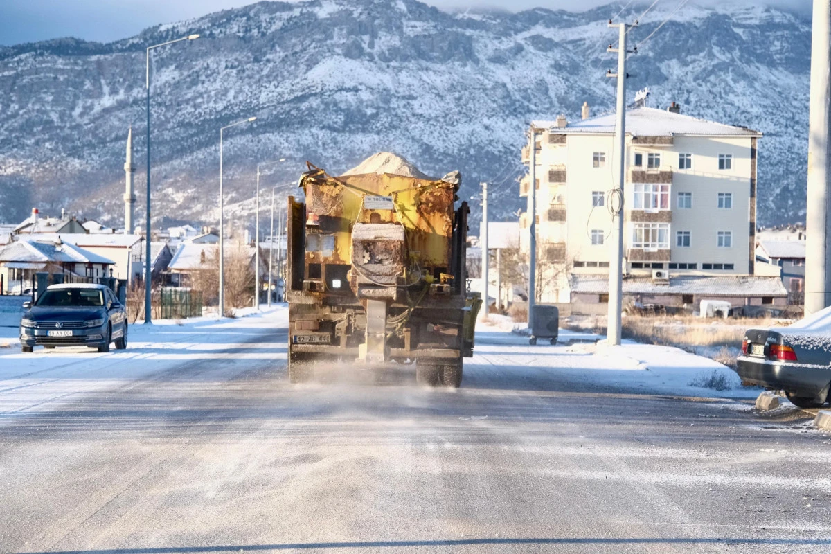 BELEDİYE EKİPLERİNDEN BUZLANMAYA KARŞI SOL&Uuml;SYON &Ccedil;ALIŞMASI 