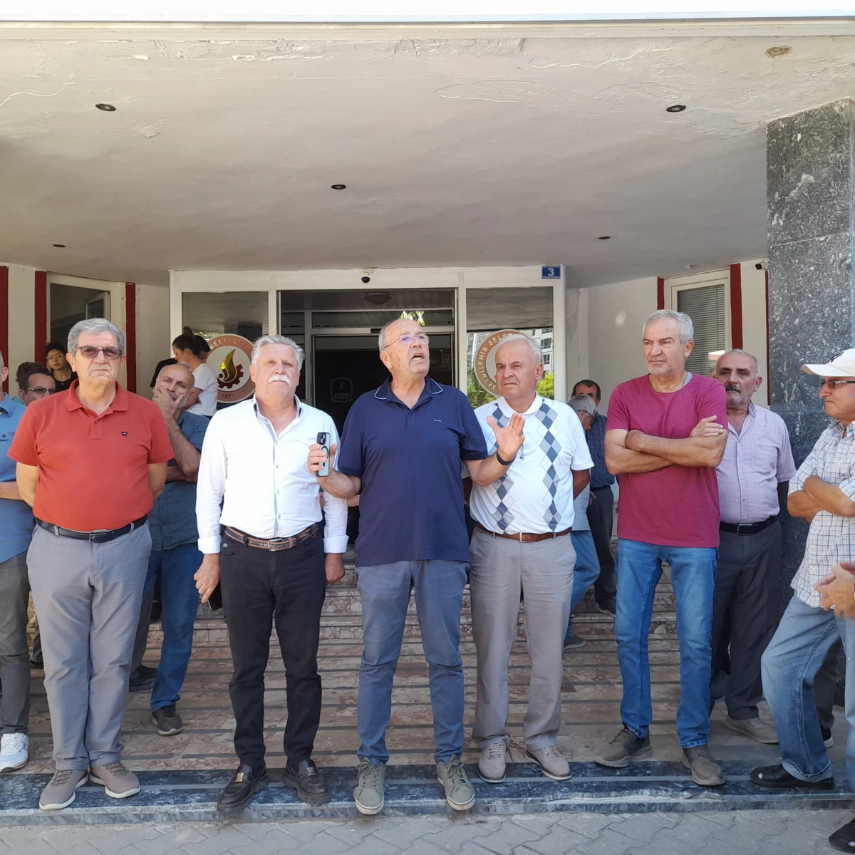 CHP Konya İl Başkanı Bekir Yaman ve İlçe Başkanı Orhan Özel Belediye binası önünde partililere açıklamada bulundu.
