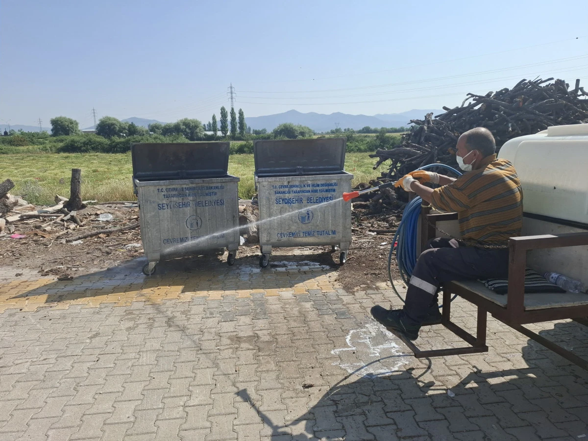 ÇÖP KONTEYNIRLARI DEZENFEKTE EDİLİYOR