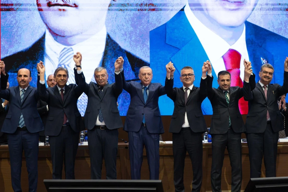Cumhurbaşkanı Erdoğan Tarafından Ustaoğlu’na Ak Parti Rozeti Takıldı