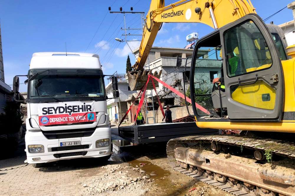 Deprem bölgesinde konteynırların kurulumu devam ediyor
