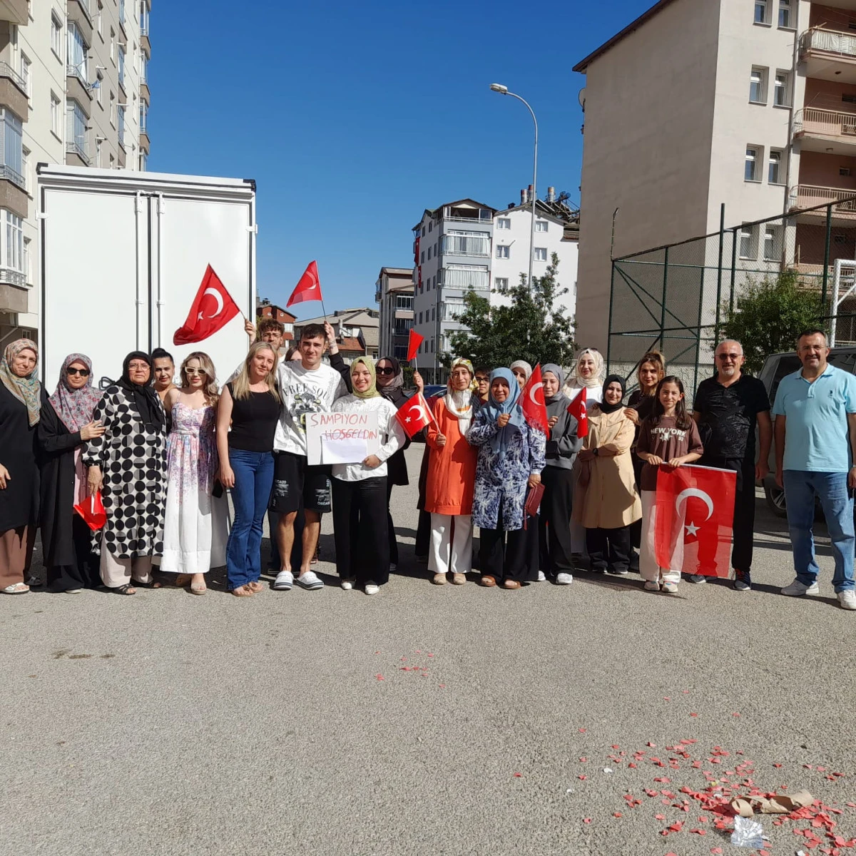 D&uuml;nya İkincisi G&uuml;rkan Yıldız, Seydişehir&rsquo;de Komşuları Tarafından T&uuml;rk Bayraklarıyla Karşılandı