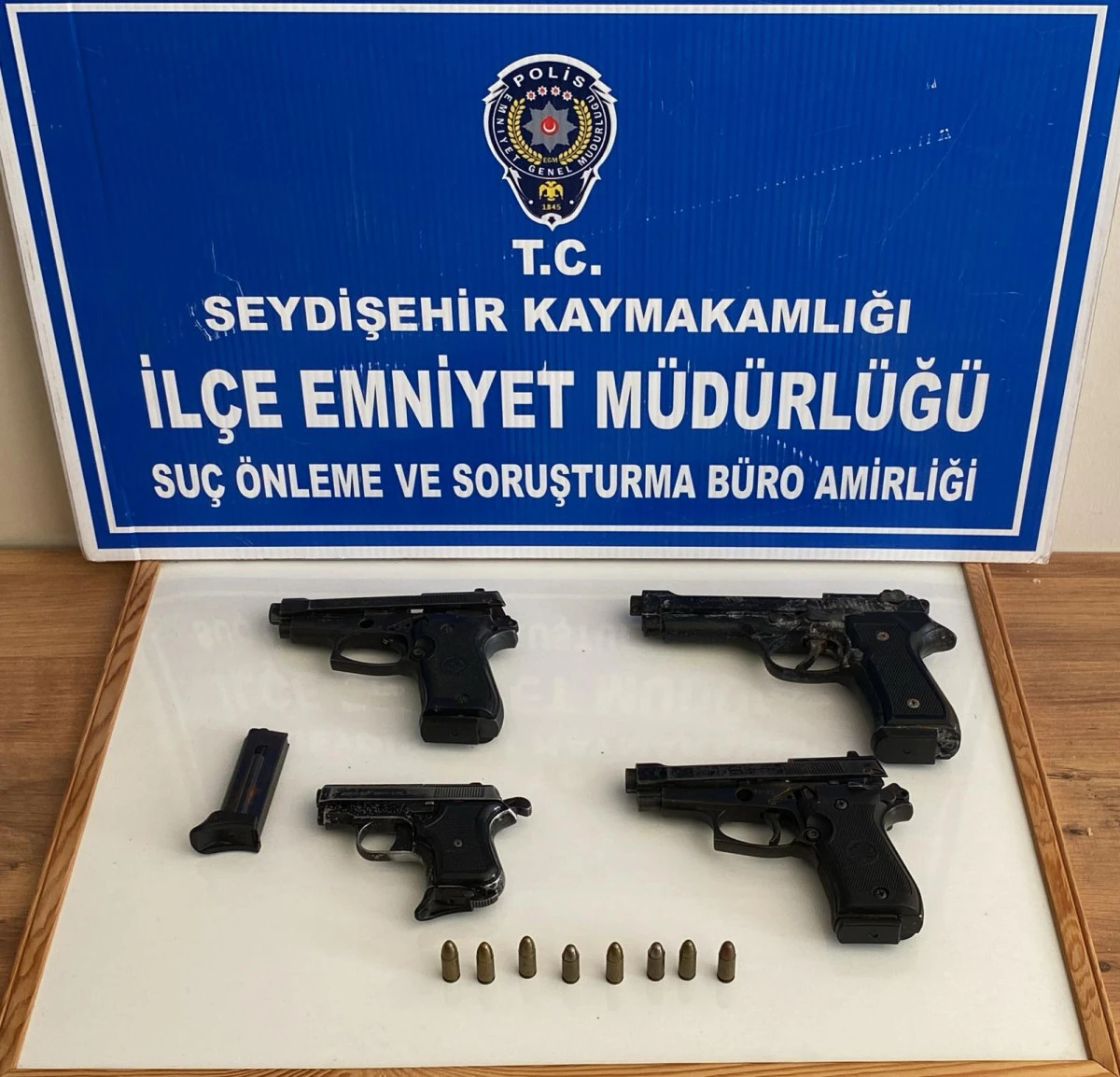 D&uuml;zenlenen operasyonda silah ve m&uuml;himmat ele ge&ccedil;irildi.
