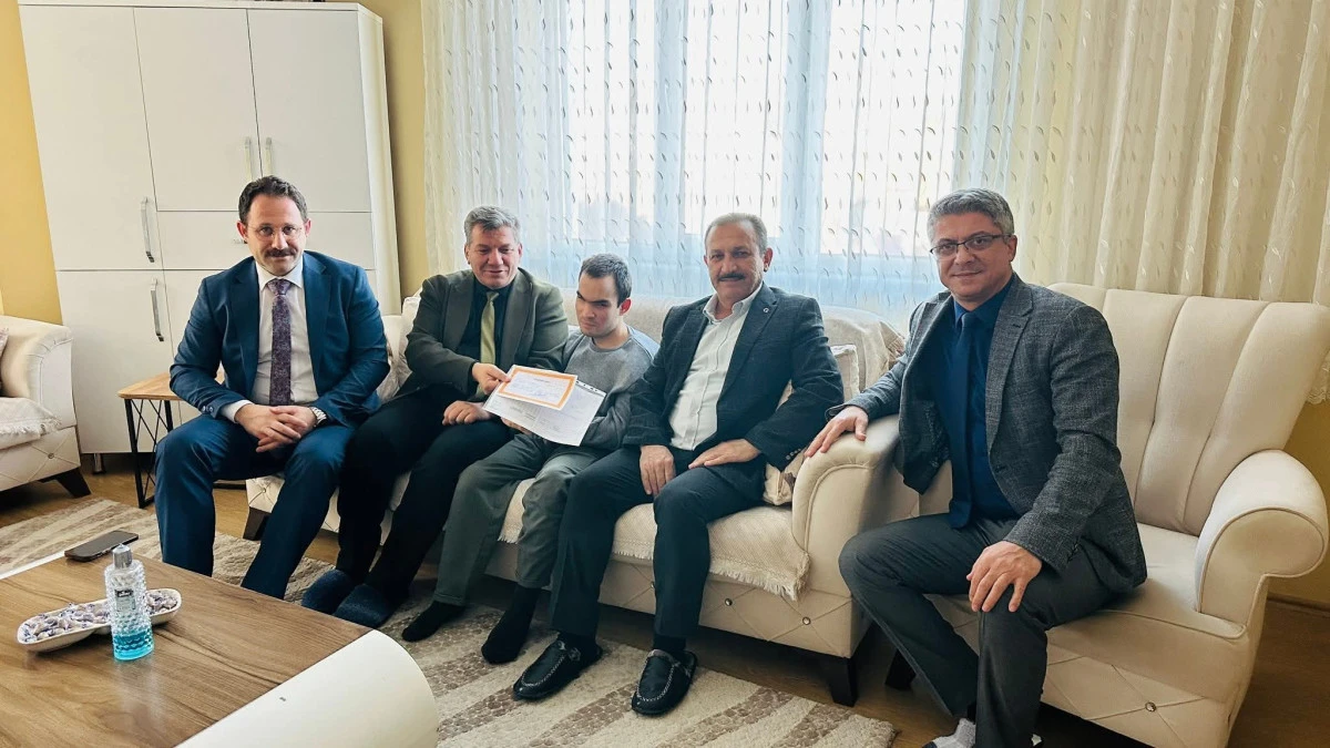 EVDE EĞİTİM G&Ouml;REN &Ouml;ĞRENCİLERE KARNE SEVİNCİ