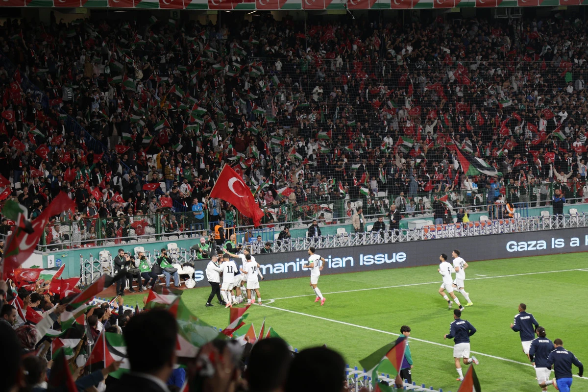 FİLİSTİN MİLLİ TAKIMI İLE KONYASPOR&rsquo;UN KARŞILAŞTIĞI MA&Ccedil;TA T&Uuml;M D&Uuml;NYAYA FİLİSTİN&rsquo;E DESTEK MESAJI VERİLDİ