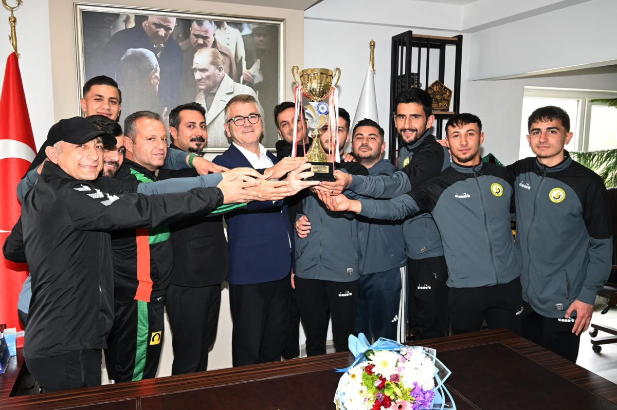 FUTBOLCULARDAN BAŞKAN USTAOĞLUNA ZİYARET