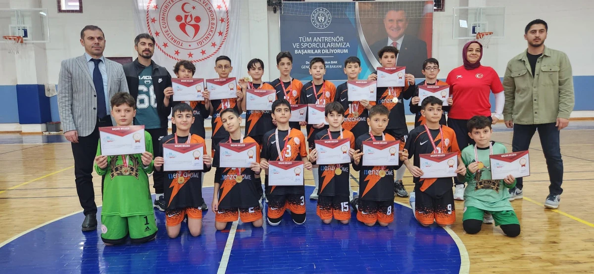 Gazi Ortaokulu Hentbolda Engel Tanımıyor: Grup Lideri Olarak Yarı Finaldeyiz