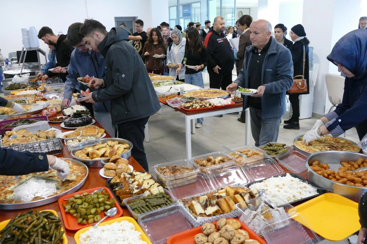 Gönüllü Annelerden Üniversite Öğrencilerine Ziyafet 