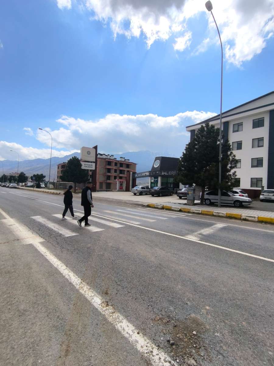 Hastane ve Üniversite Bölgesindeki Yol İçin Acil Düzenleme Talebi