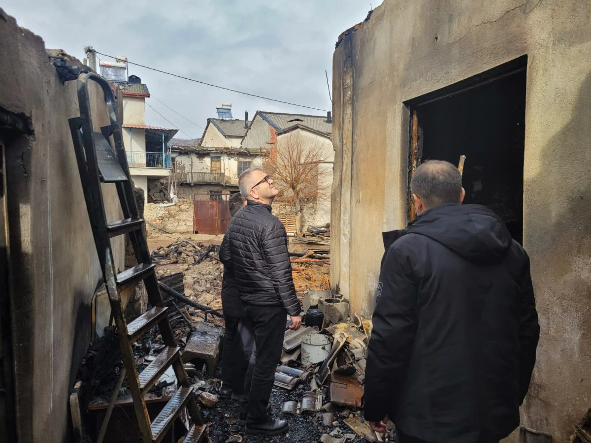 İBAŞKAN USTAOĞLU&rsquo;NDAN EVİ YANAN AİLEYE ZİYARET 