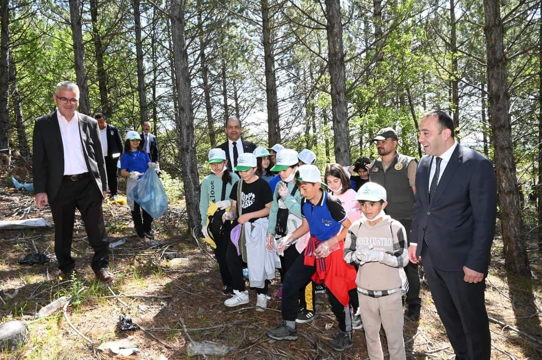 Kaymakam Bakkal ve Başkan Ustaoğlu Orman Benim etkinliğine katıldı