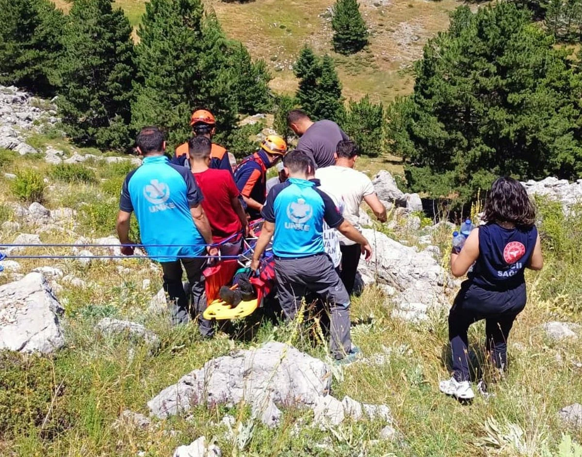 Kekik toplarken kayalıktan d&uuml;şen vatandaş yaralandı