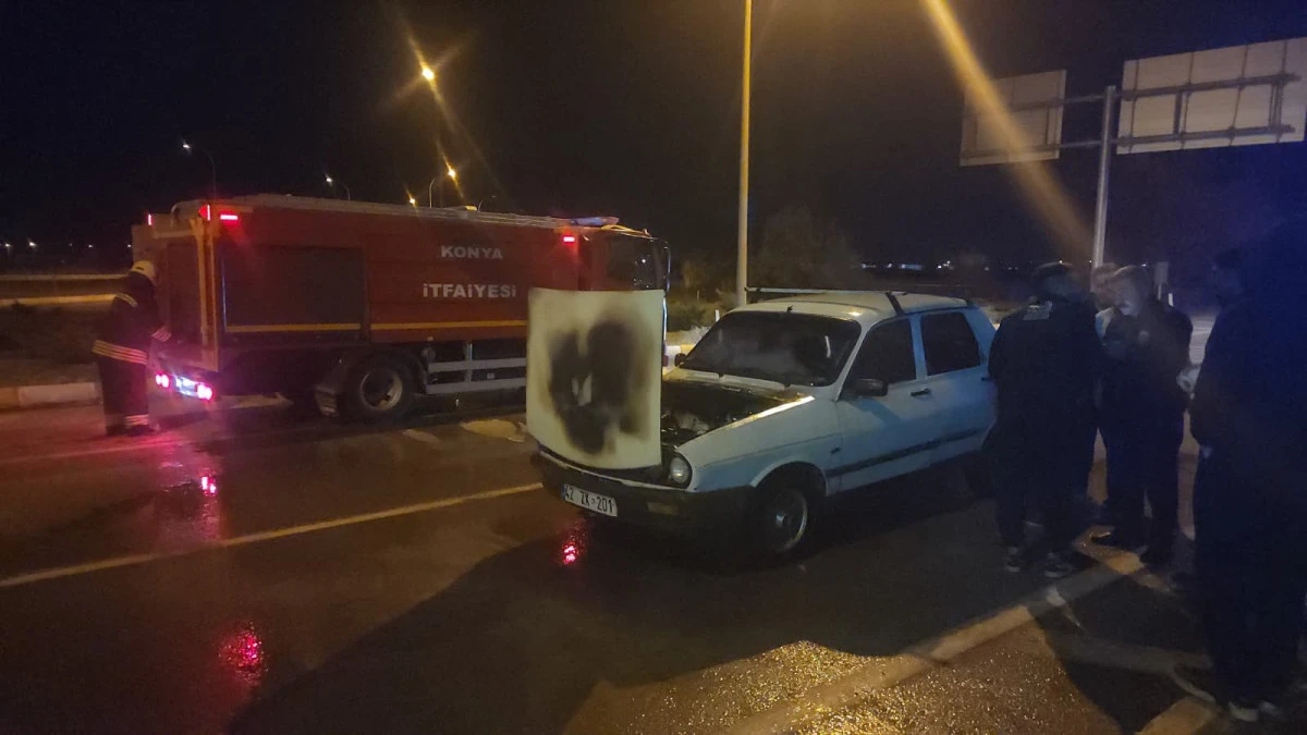 Kırmızı ışıkta bekleyen bir otomobil alev aldı.