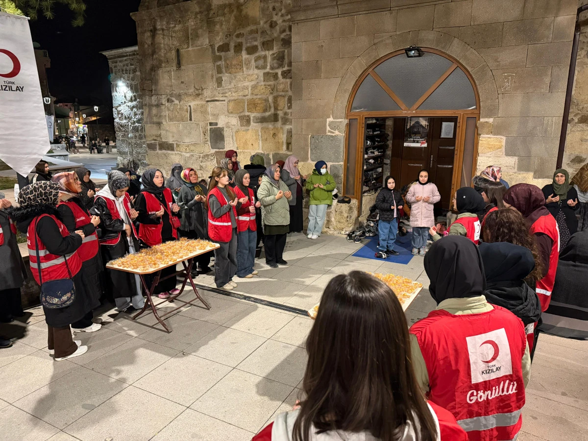 Kızılay lokma ikramında bulundu