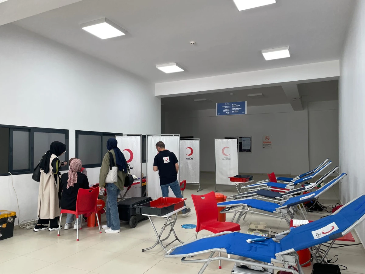 Kızılay Necmettin Erbakan Üniversitesi  Kamil Akkanat Sağlık Bilimleri Fakültesinde   kan bağışı etkinliği düzenledi 
