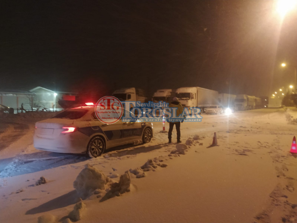 Konya Antalya karayolu yoğun kar yağışı nedeniyle trafiğe kapalı