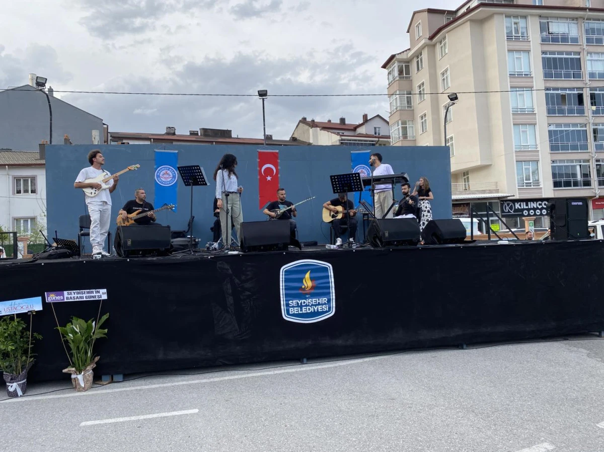 Mahmut Esad Orta Okulunda Açık Hava Konseri