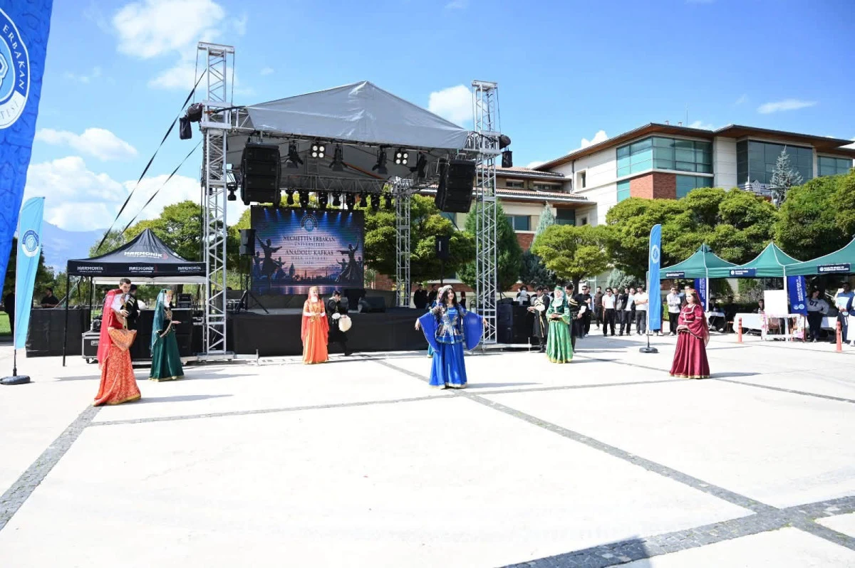 Necmettin Erbakan &Uuml;niversitesi tarafından d&uuml;zenlenen 5. &Uuml;Nİ101FEST Tanışma ve Kaynaşma Festivali, &ouml;ğrencileri bir araya getirerek renkli g&ouml;r&uuml;nt&uuml;lere sahne oldu
