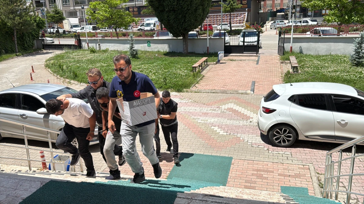 Otomobilin vites k&ouml;r&uuml;ğ&uuml;nde uyuşturucu sevkiyatı