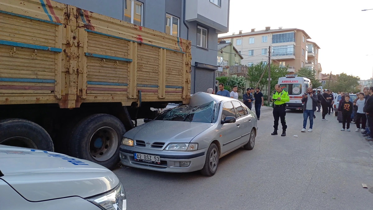 Park halindeki kamyonun altına giren otomobildeki iki kişi yaralandı .