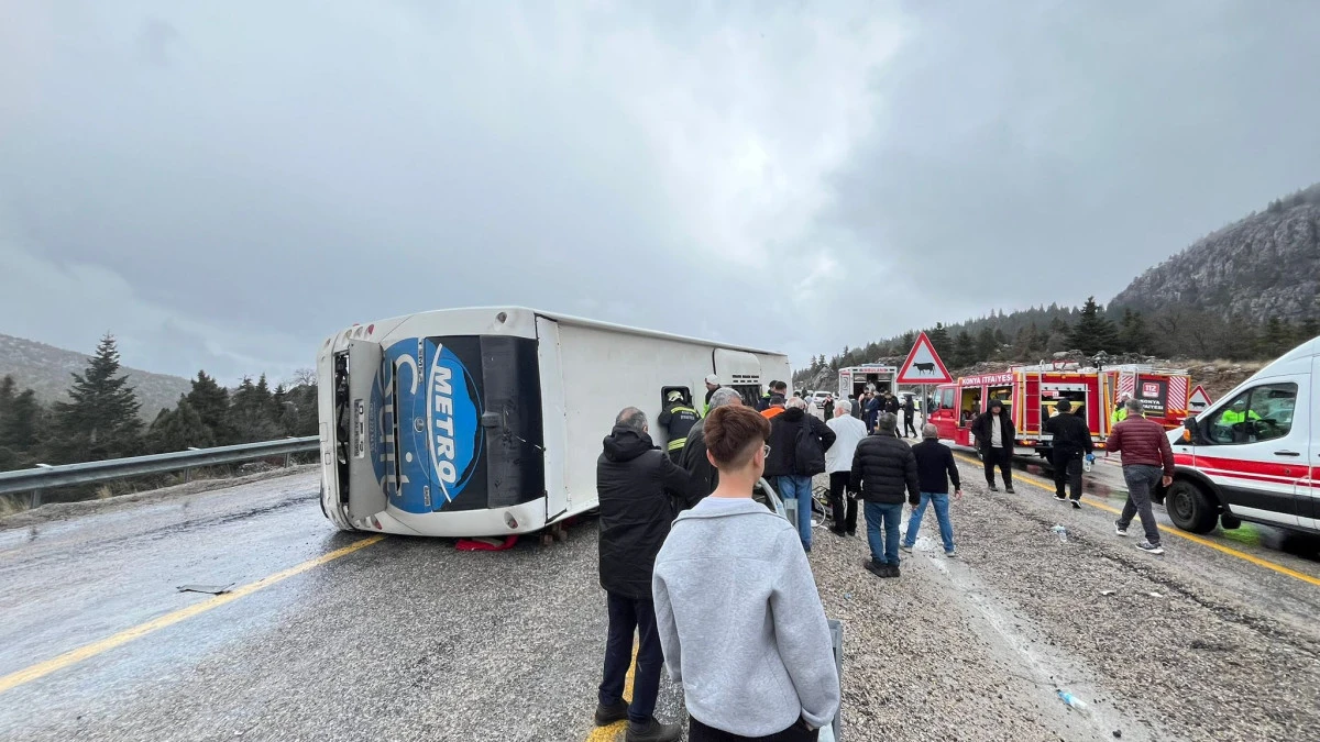 Seydişehir Antalya yolunda otob&uuml;s devrildi 3&uuml; ağır 10 yaralı
