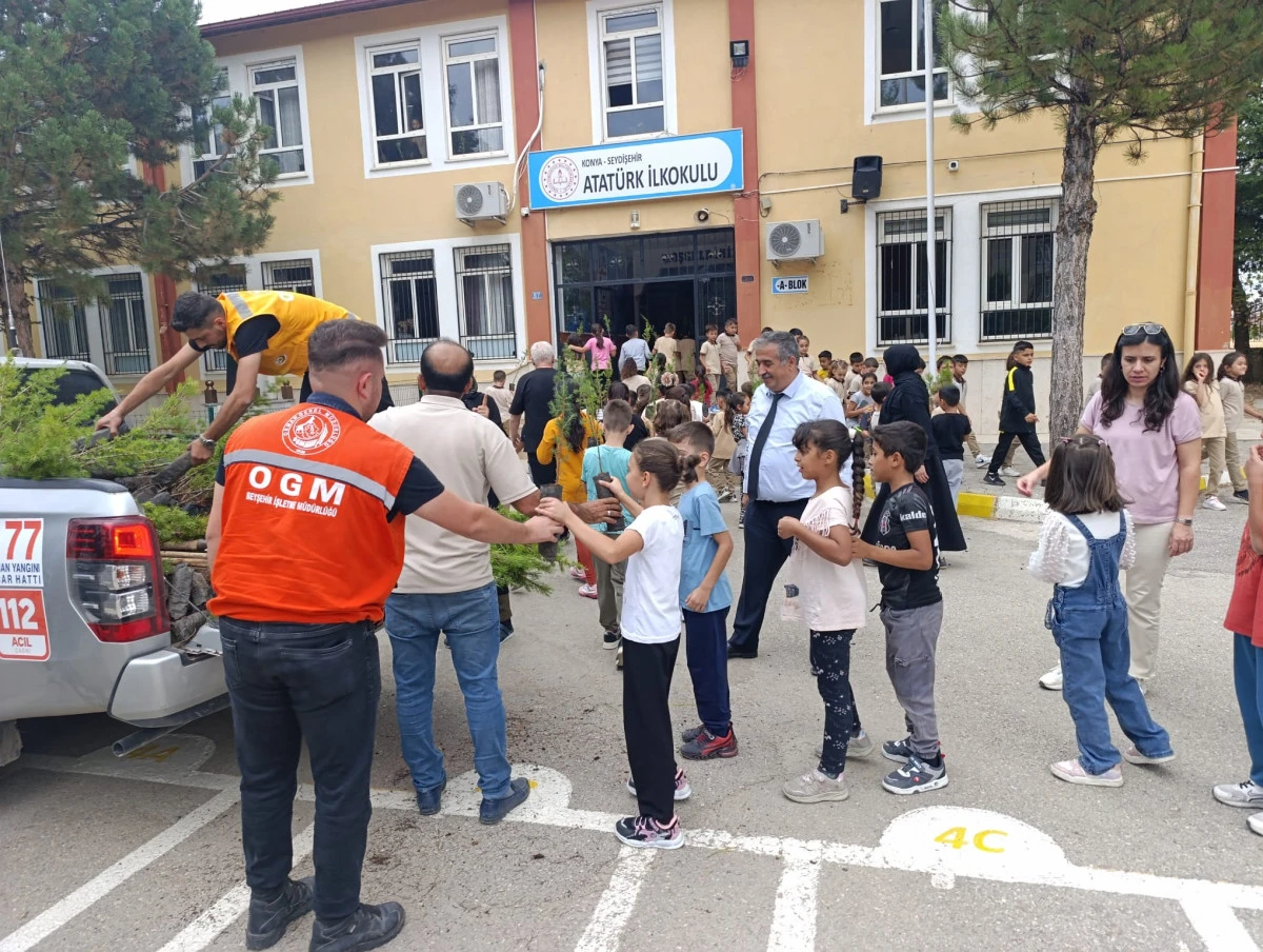 Seydişehir Atatürk İlkokulu Tarafından “Her Çocuk Bir Fidan, İlk Ders Yeşil Vatan” sloganı ile 450 adet Fidan Dağıtım Etkinliği Gerçekleştirildi.