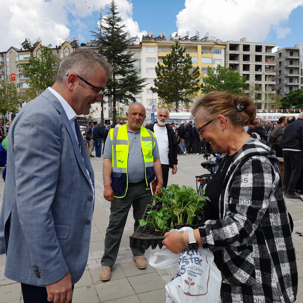 Seydişehir Belediyesi’nden Ata Tohumu Fide Dağıtımı