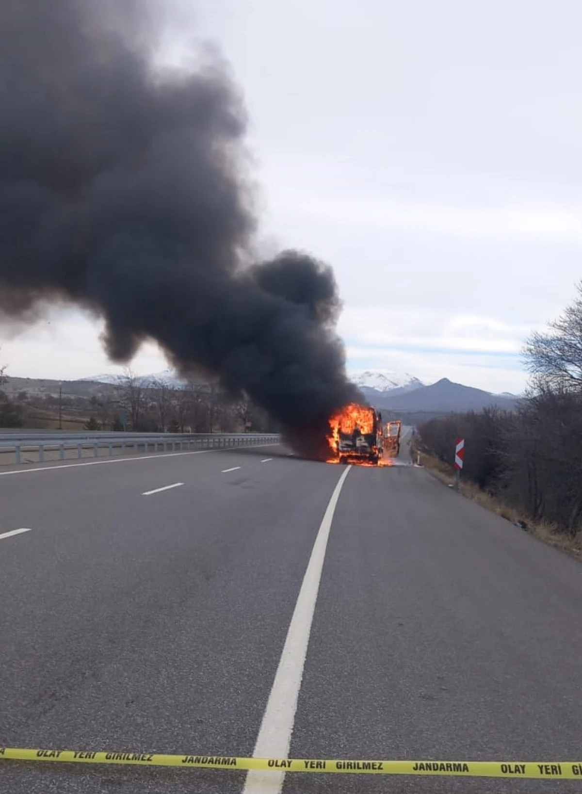 Seydişehir den Konya istikametine seyreden yolcu minib&uuml;s&uuml;nde yangın