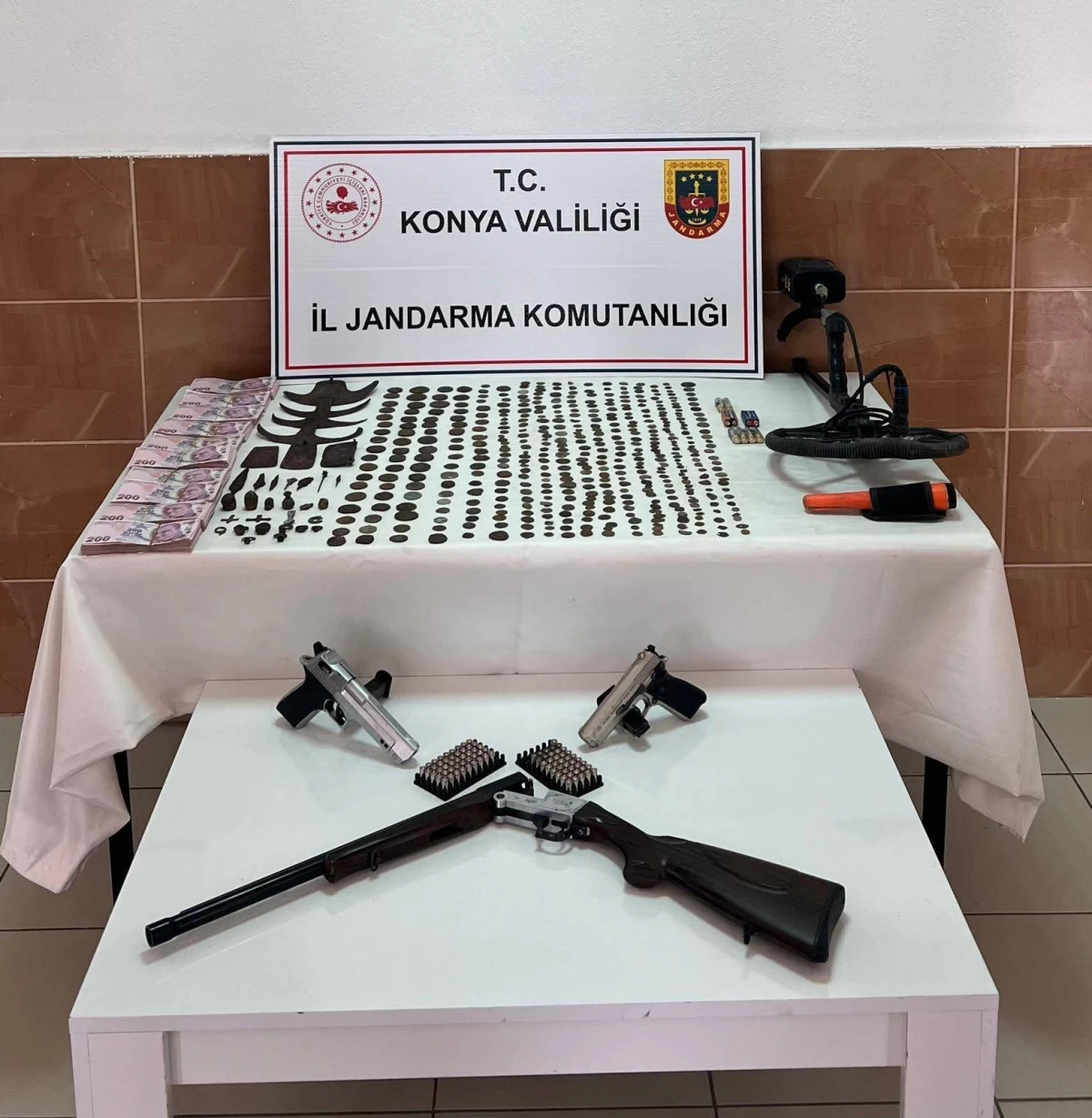 Seydişehir ilçesinde yapılan tarihi eser operasyonunda 475 adet sikke ele geçirildi.