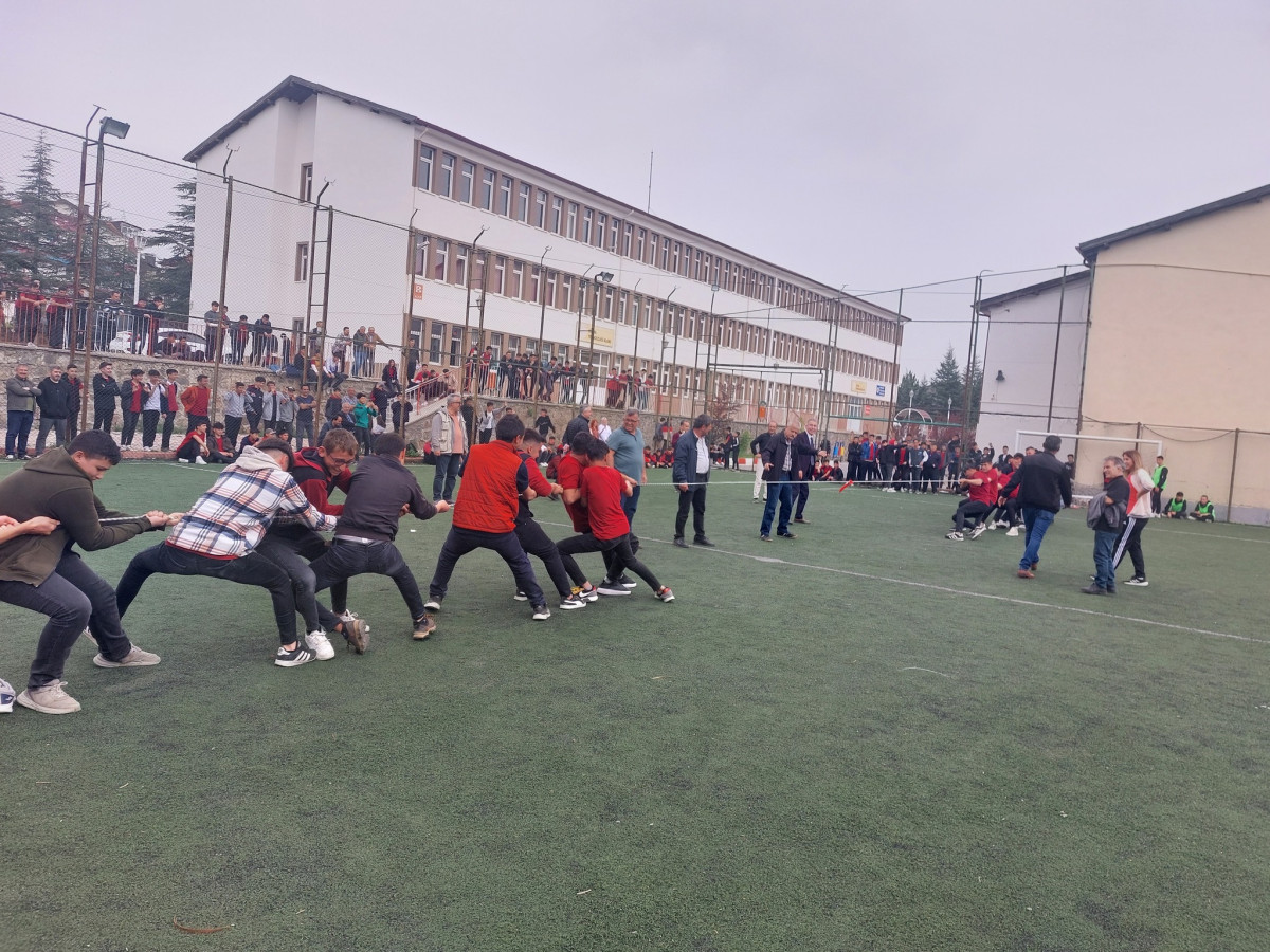 Seydişehir Mesleki ve Teknik Anadolu Lisesi Geleneksel Bahar Şenliği düzenledi.