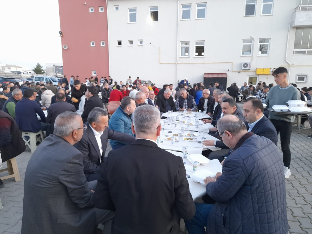Seydişehir Taşıyıcılar Kooperatifi meslektaşlarına ve sivil toplum örgütlerine iftar davetinde bulundu.