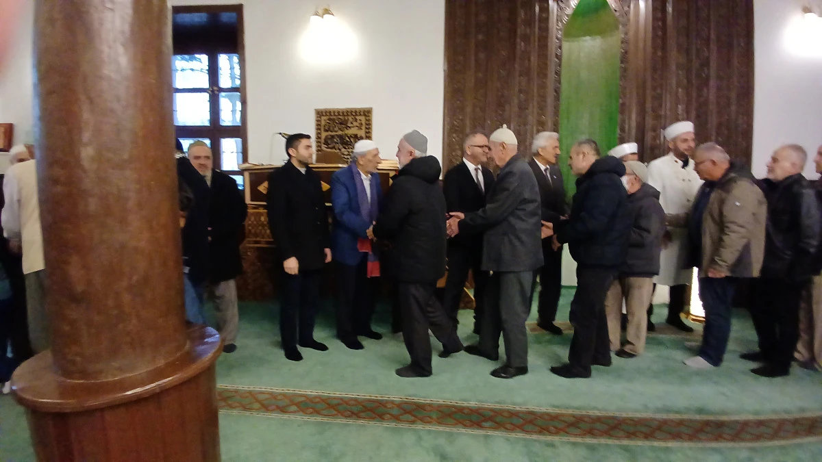 Seyidharun Veli Caminde Bayramlaşma Geleneği S&uuml;rd&uuml;r&uuml;yor