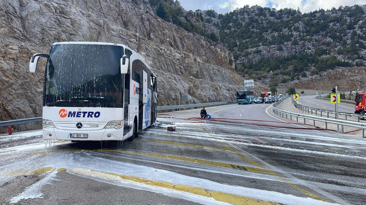 Seyir halindeki yolcu otobüsünde yangın çıktı.