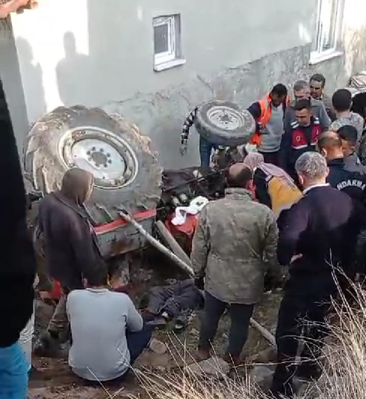Traktör altında kalan kişi hayatını kaybetti (videolu)