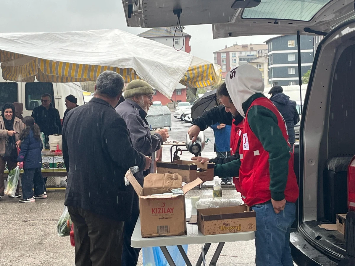 T&uuml;rk Kızılay Seydişehir Şubesi pszarda ikramda bulundu