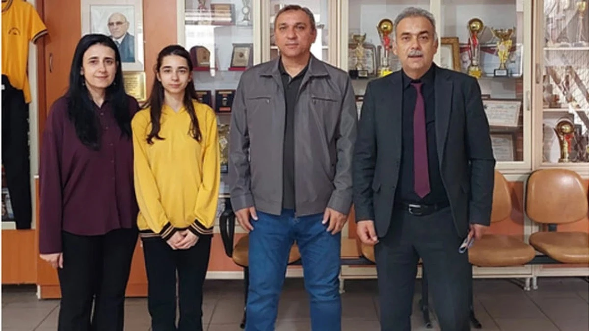 T&uuml;rkiye genelinde d&uuml;zenlenen &ouml;d&uuml;ll&uuml; kompozisyon yarışmasında İsmet Şen Ortaokulu 8. Sınıf &ouml;ğrencisi Alya Rana ASLAN 3. oladu