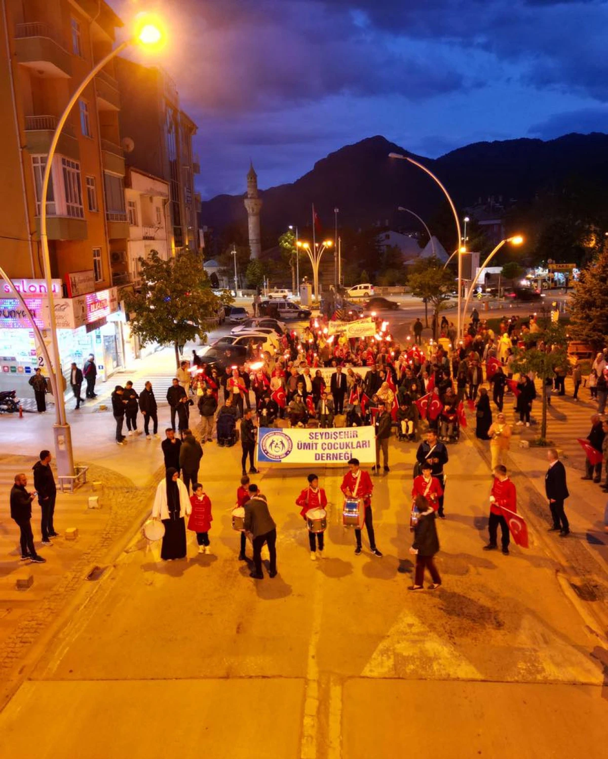Ümit çocukları derneği kermes ve fener alayı düzenledi