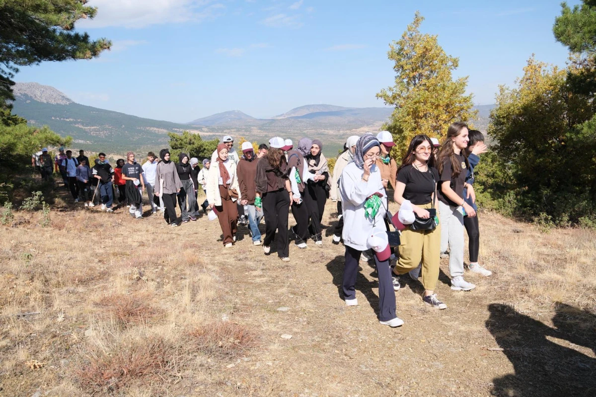 ÜNİVERSİTE ÖĞRENCİLERİ, TARİHİ HOMONADA YOLUNDA YÜRÜDÜ 
