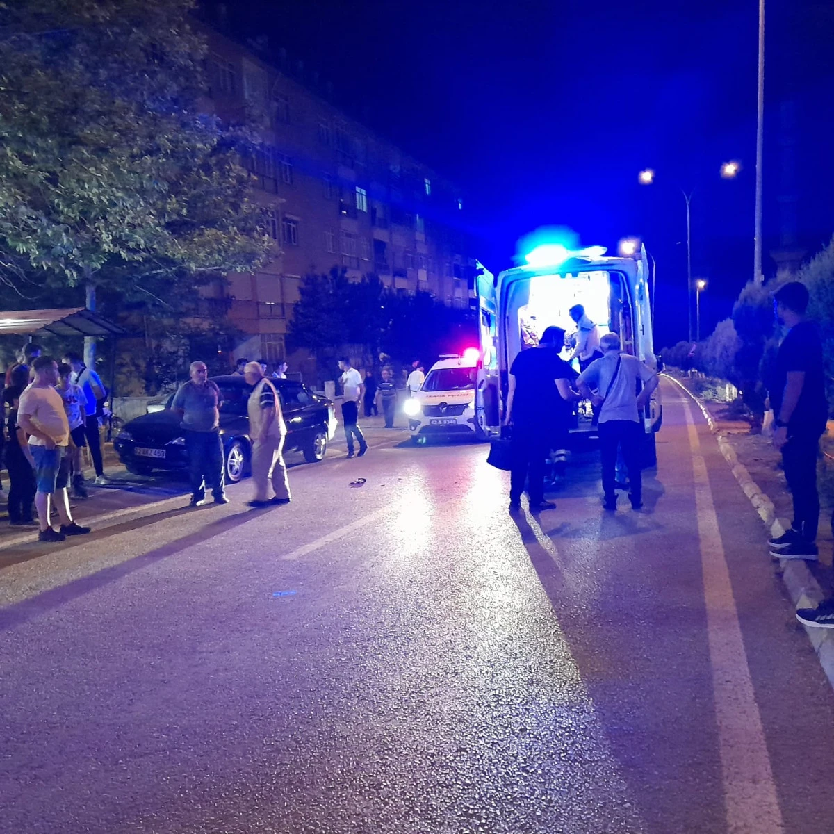Yolun karşısına geçmek isteyen bayana motosiklet çarptı. 